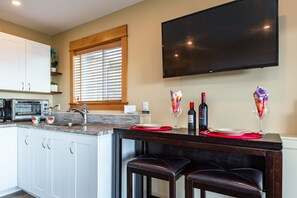 Fridge, microwave, oven, coffee/tea maker - Pier View Suite, Stunning Ocean View. (Campbell River)