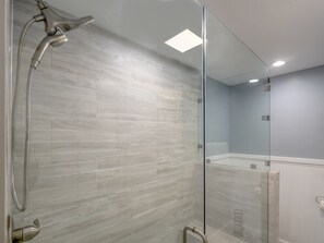 Badewanne, Haartrockner, Handtücher