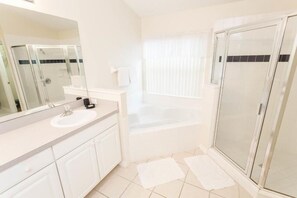 Combined shower/tub, hair dryer, towels - 4BD/3B,EXECUTIVE VILLA WITH SPA,MUST SEE,10 MIN FROM DISNEY (Kissimmee)