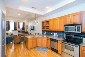 Kjøleskap, mikrobølgeovn, ovn og kokeplater