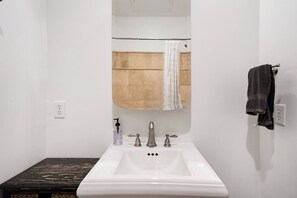 Badekar, hårføner og håndklær