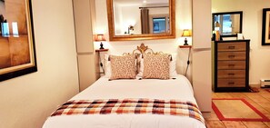 Iron/ironing board, free WiFi, bed sheets - April only 100/night 2 nt min. Come experience "peace" in Vail Village (Vail)