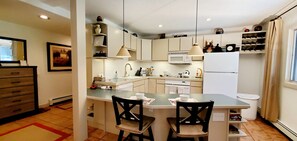 冷蔵庫、電子レンジ、オーブン、コンロ