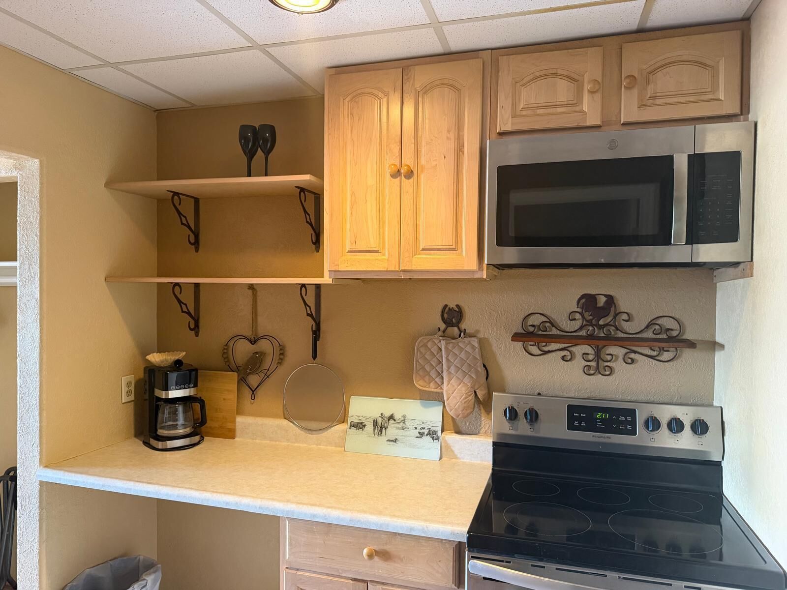 Room, 1 King Bed, Non Smoking, Kitchenette (Unit with Couch) | Private kitchenette