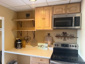 Room, 1 King Bed, Non Smoking, Kitchenette (Unit with Couch) | Private kitchenette
