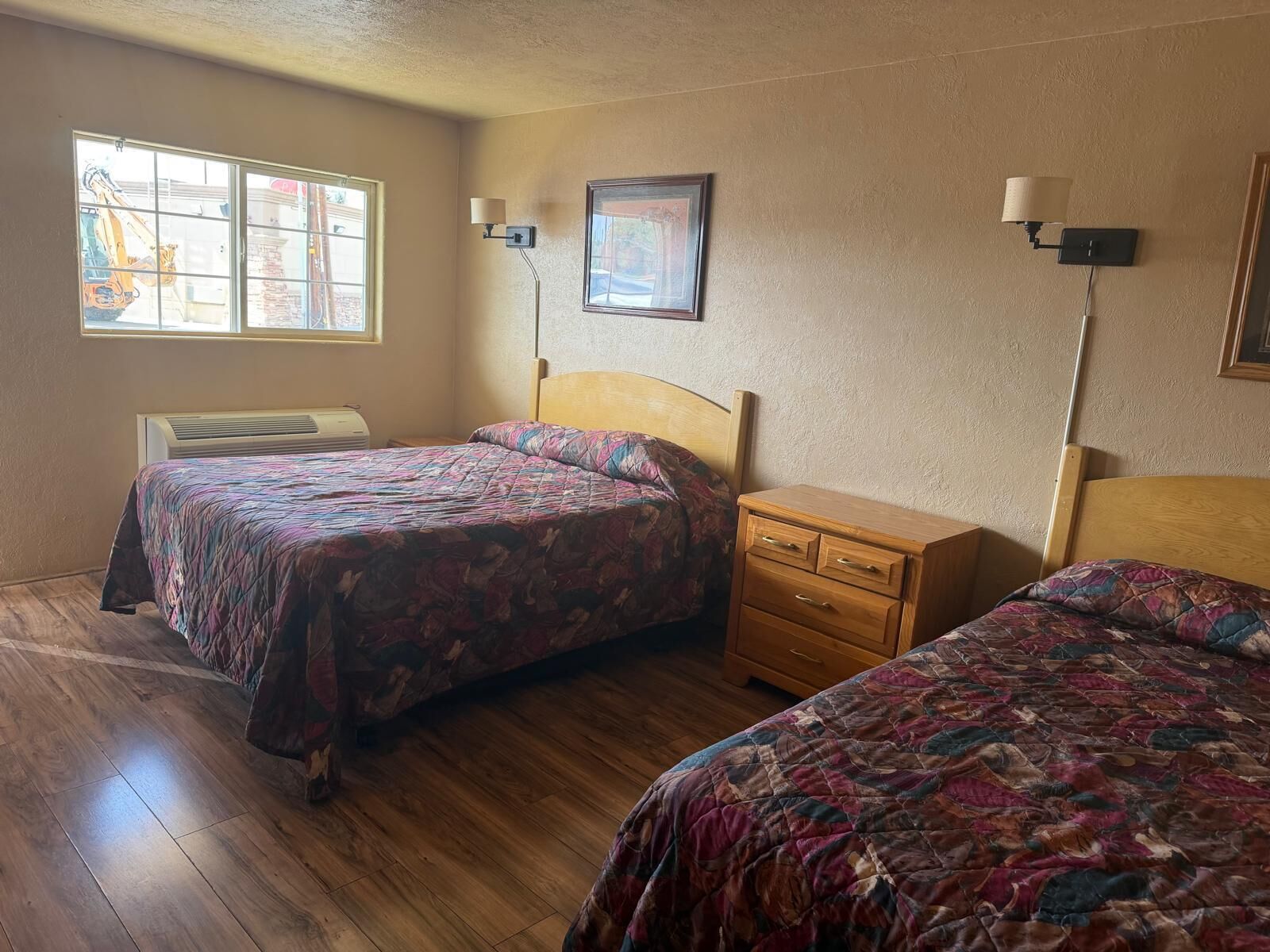 Wifi gratis, muebles diferentes y ropa de cama 