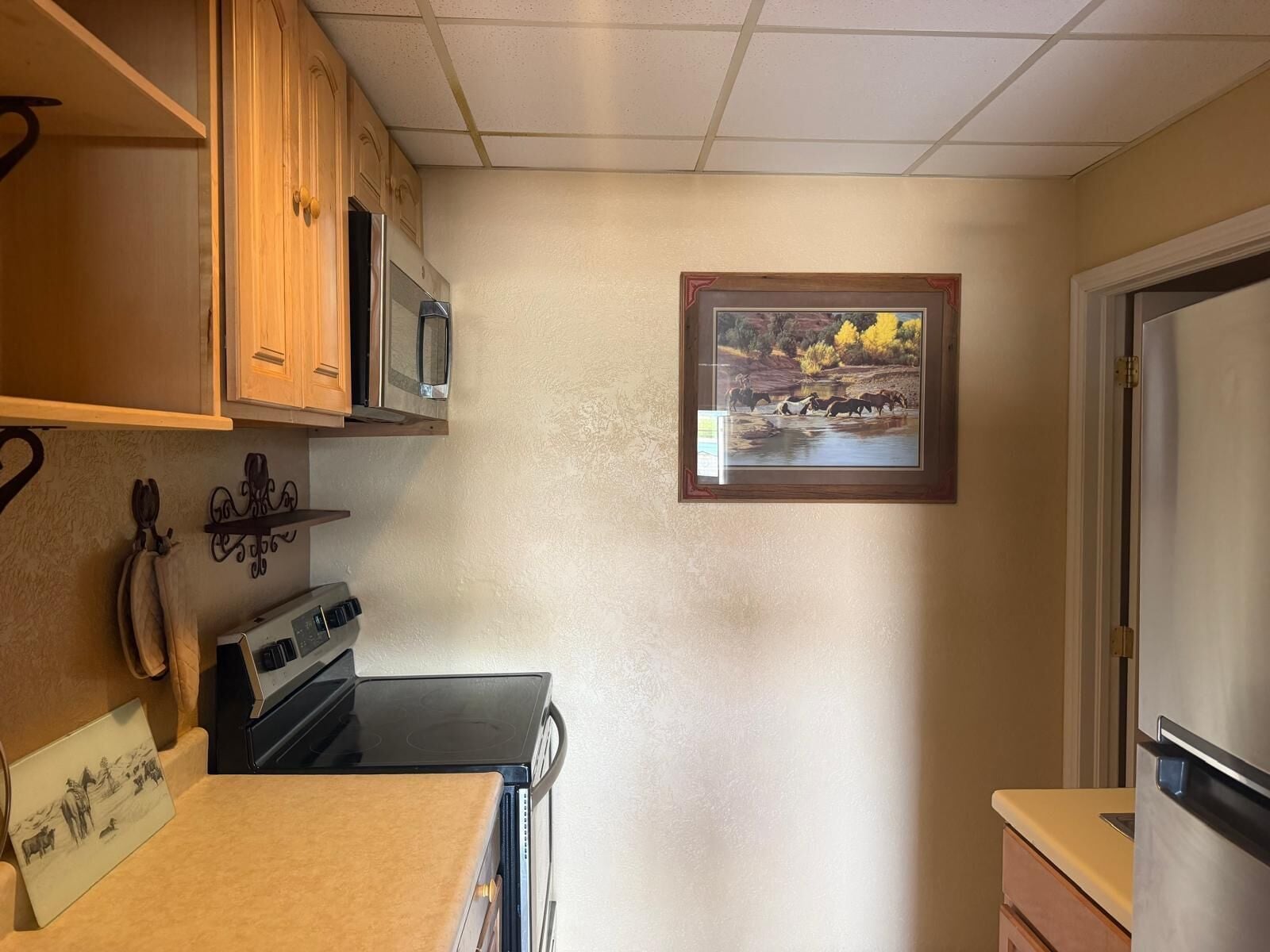Room, 1 King Bed, Non Smoking, Kitchenette (Unit with Couch)