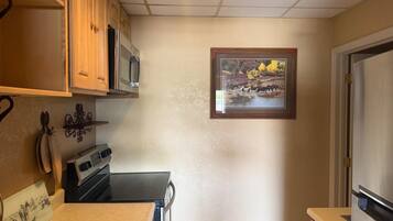 Room, 1 King Bed, Non Smoking, Kitchenette (Unit with Couch)