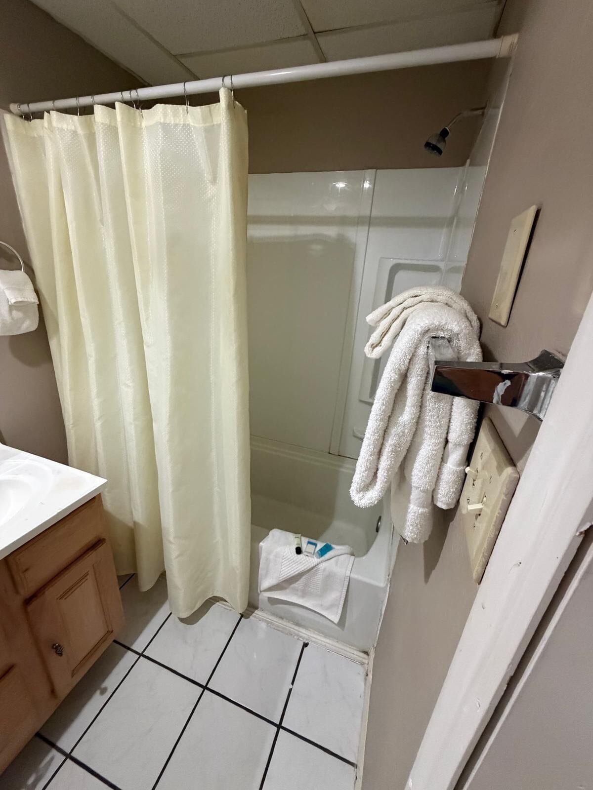 Combined shower/tub, free toiletries, towels