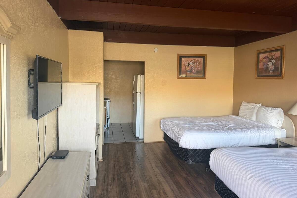 Room, 2 Queen Beds, Kitchenette (Unit)