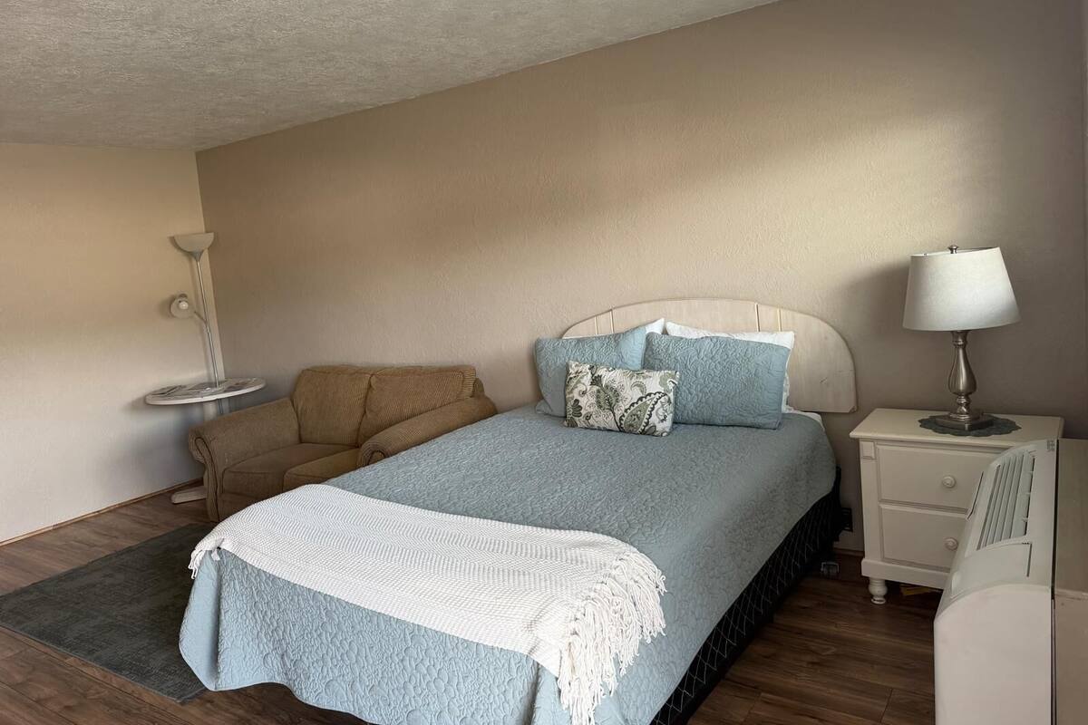 Free WiFi, individually furnished, bed sheets