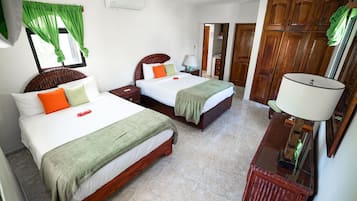 Suíte família, 1 quarto, cozinha americana | Camas com colchões pillow-top, ferros/tábuas de passar roupa