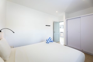 Deluxe appartement, 1 slaapkamer, uitzicht op zwembad, op benedenverdieping | Een kluis op de kamer, een bureau, een laptopwerkplek