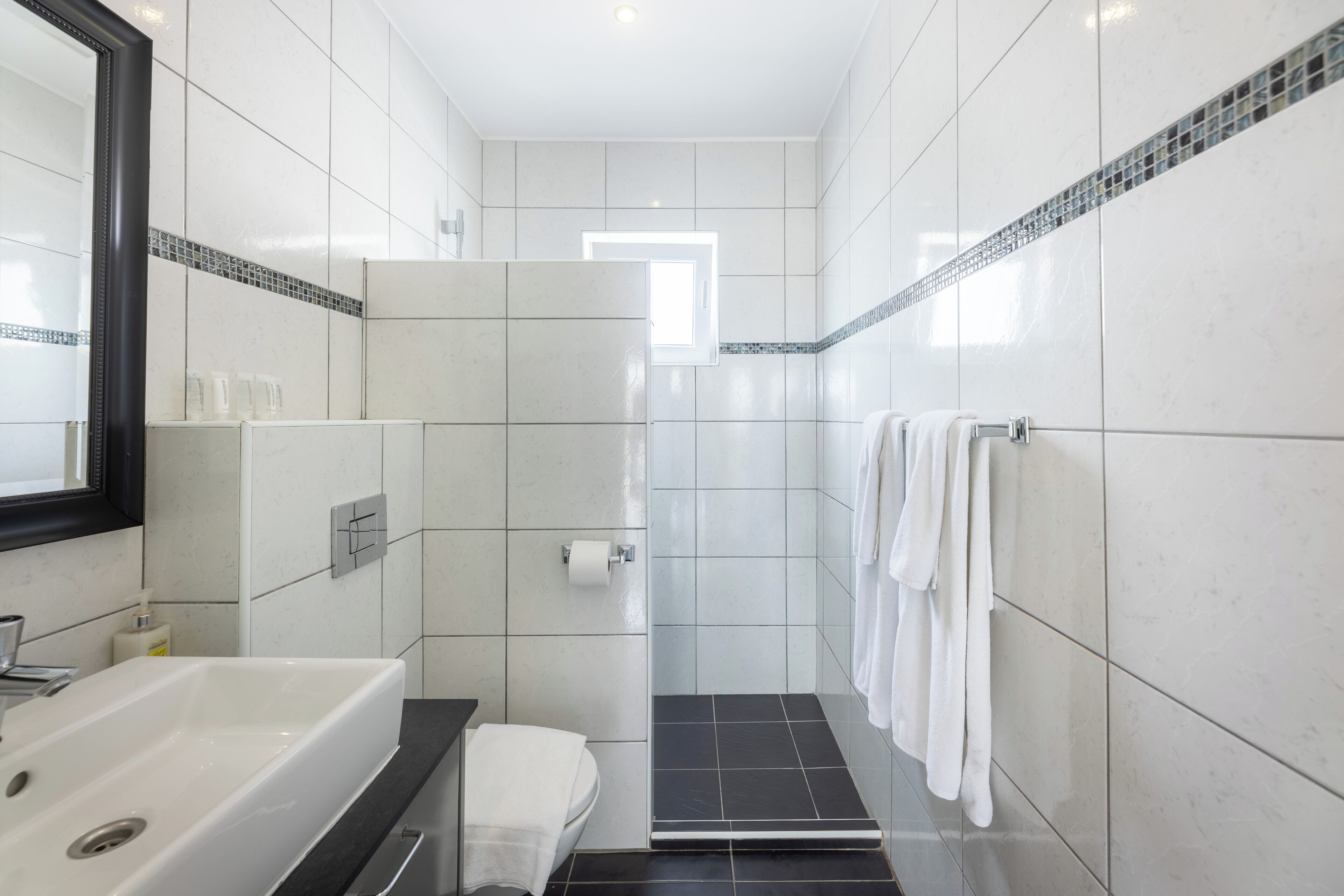Comfort Apartment, 2 Bedrooms, Pool View, Poolside | Bathroom | Shower, free toiletries, hair dryer, towels