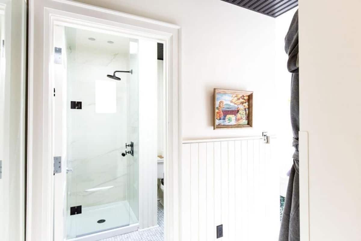 Standard Room | Bathroom | Free toiletries, hair dryer, bathrobes, slippers
