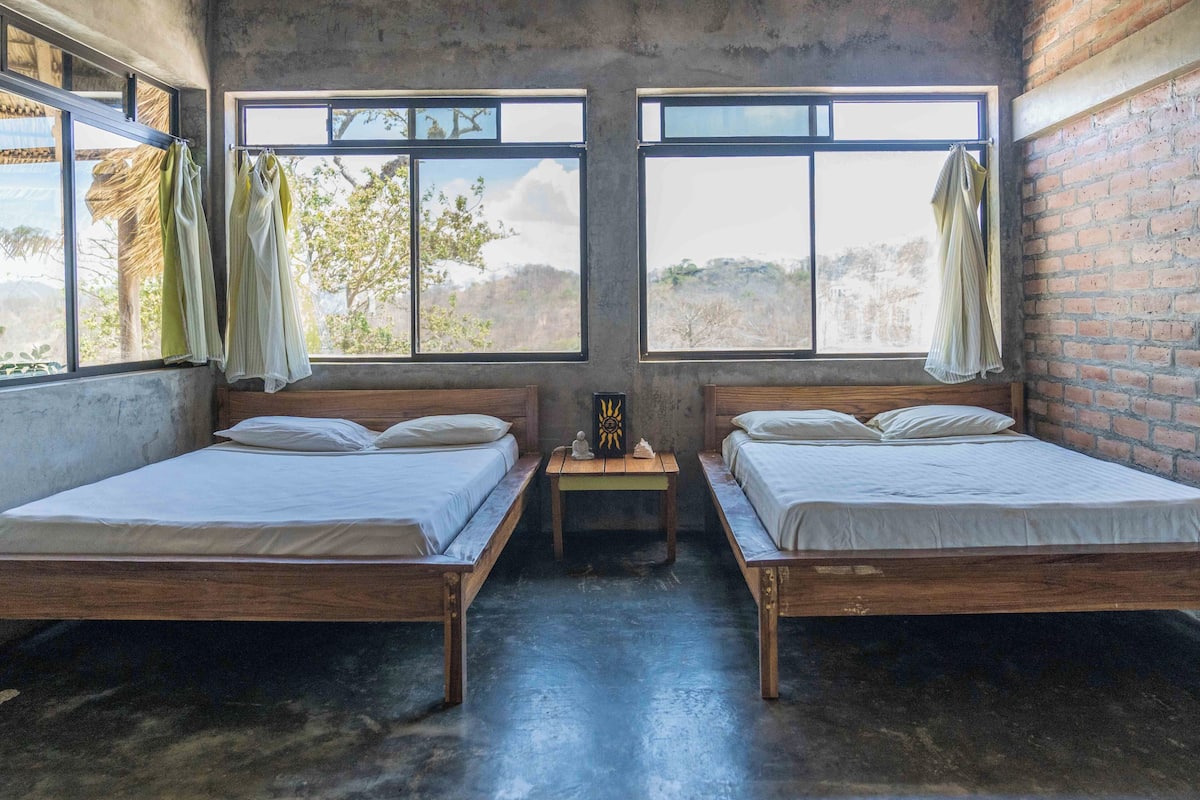 Quarto casal luxo, 2 camas Queen, vista para a piscina, ao lado da piscina | Cofres nos quartos, Wi-Fi de cortesia, roupa de cama