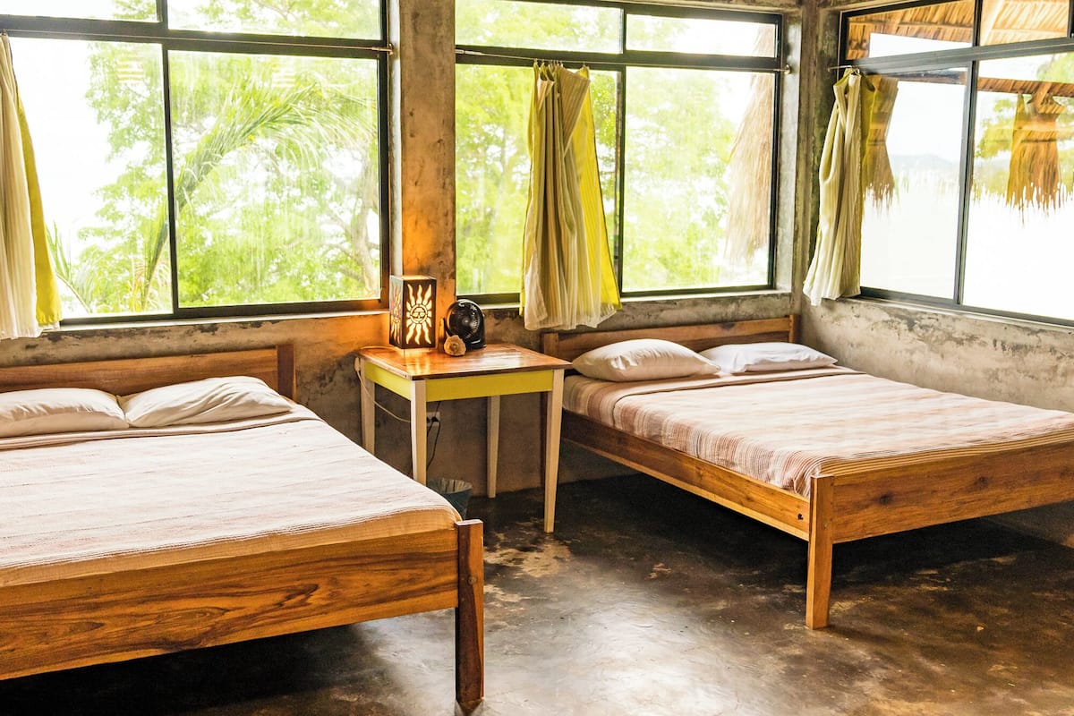 Safe på rommet, wi-fi (inkludert) og sengetøy