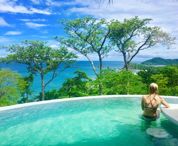 Piscine extérieure, chaises longues