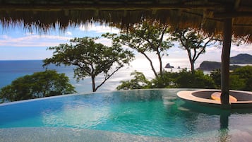 AuĂenpool, LiegestĂŒhle