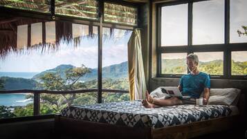 Kahden hengen deluxe-huone, 2 keskisuurta parisänkyä, valtamerinäköala, meren rannalla | Tallelokero huoneessa, ilmainen Wi-Fi, vuodevaatteet