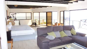 Honeymoon Penthouse, 1 King Bed with Sofa bed, Ocean View, Sea Facing | In-room safe, free WiFi, bed sheets