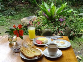 Desayuno completo gratuito y diario