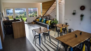 Un interior moderno con una escalera, sala de estar integrada y comedor.
