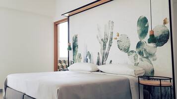 Habitación triple, varias camas, para no fumadores | Caja de seguridad en la habitación y decoración personalizada