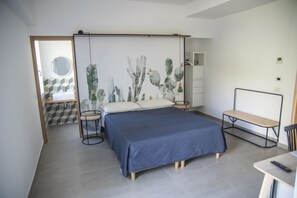 Habitación triple, varias camas, no fumadores | Caja fuerte, decoración individual, mobiliario individual y escritorio