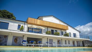 Außenpool (je nach Saison geöffnet), Sonnenschirme, Liegestühle