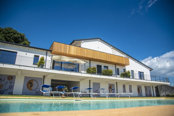 Seasonal outdoor pool, pool umbrellas, sun loungers - AGRO Sicily (Mascali)