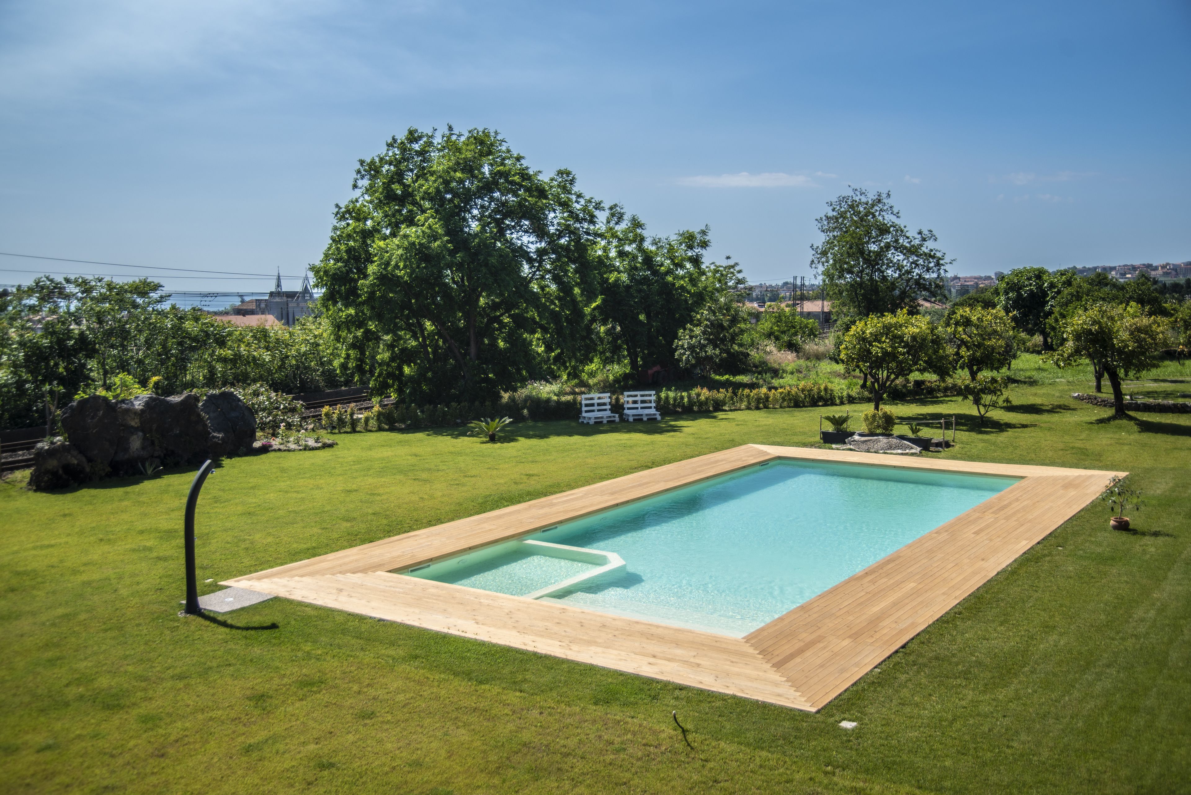 Piscine extérieure (ouverte en saison), parasols de plage
