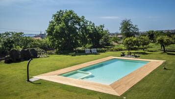 Außenpool (je nach Saison geöffnet), Sonnenschirme, Liegestühle