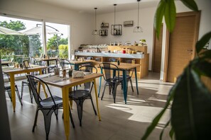 Esmorzar diari d'estil bufet (12 EUR per persona)