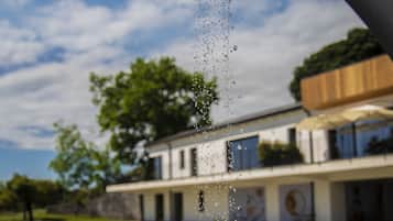 Alberca al aire libre por temporada y sombrillas en la alberca