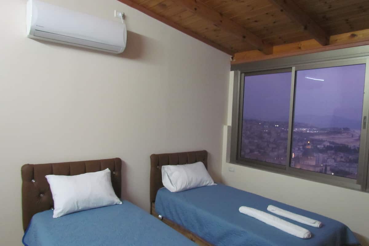Kamer, 1 twee- of 2 eenpersoonsbedden, uitzicht op stad | Een bureau, geluiddichte muren, gratis wifi