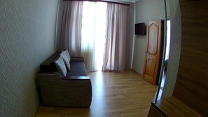 Escritorio, wifi gratis y ropa de cama 