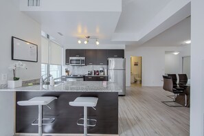 Suite – superior, 2 soverom, kjøkken, byutsikt | Eget kjøkken | Kjøleskap, mikrobølgeovn, ovn og kokeplater