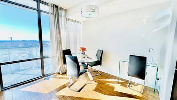 Superior Condo, 1 Bedroom, Kitchen, City View | In-room dining
