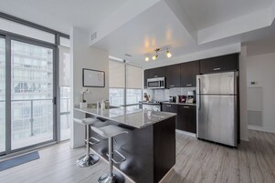 Refrigerador, microondas, horno, placa de cocina