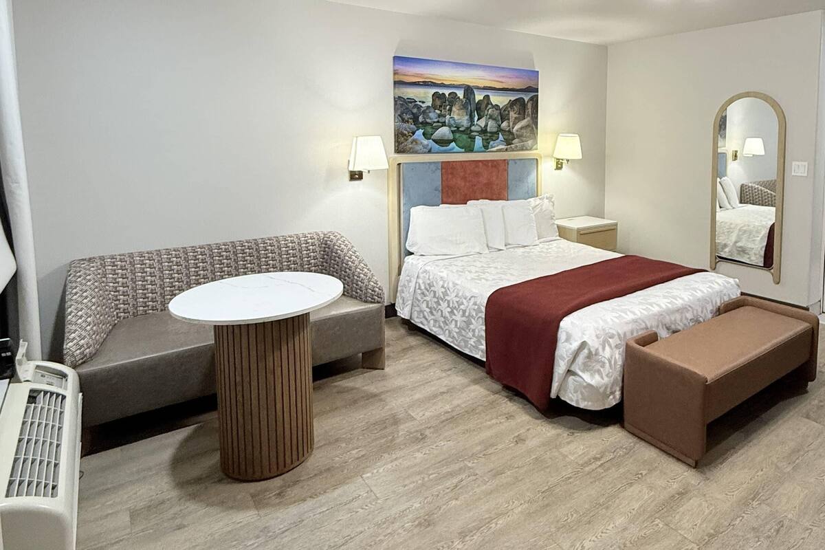 Escritorio, cortinas blackout, wifi gratis y ropa de cama