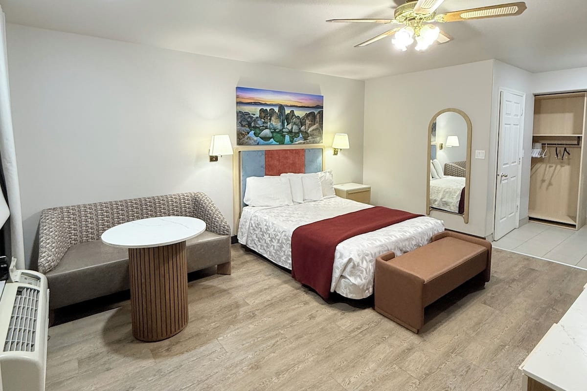 Schreibtisch, Verdunkelungsvorhänge, kostenloses WLAN