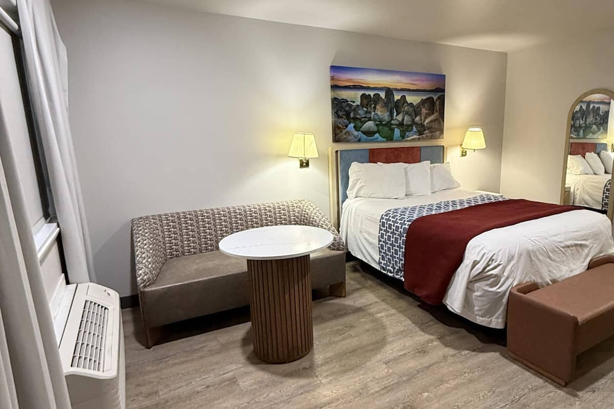 Queen Room - Upper Floor | Meja, langsir/tirai gelap terus, Wi-fi percuma, cadar katil