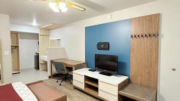 Escritorio, cortinas blackout, wifi gratis y ropa de cama