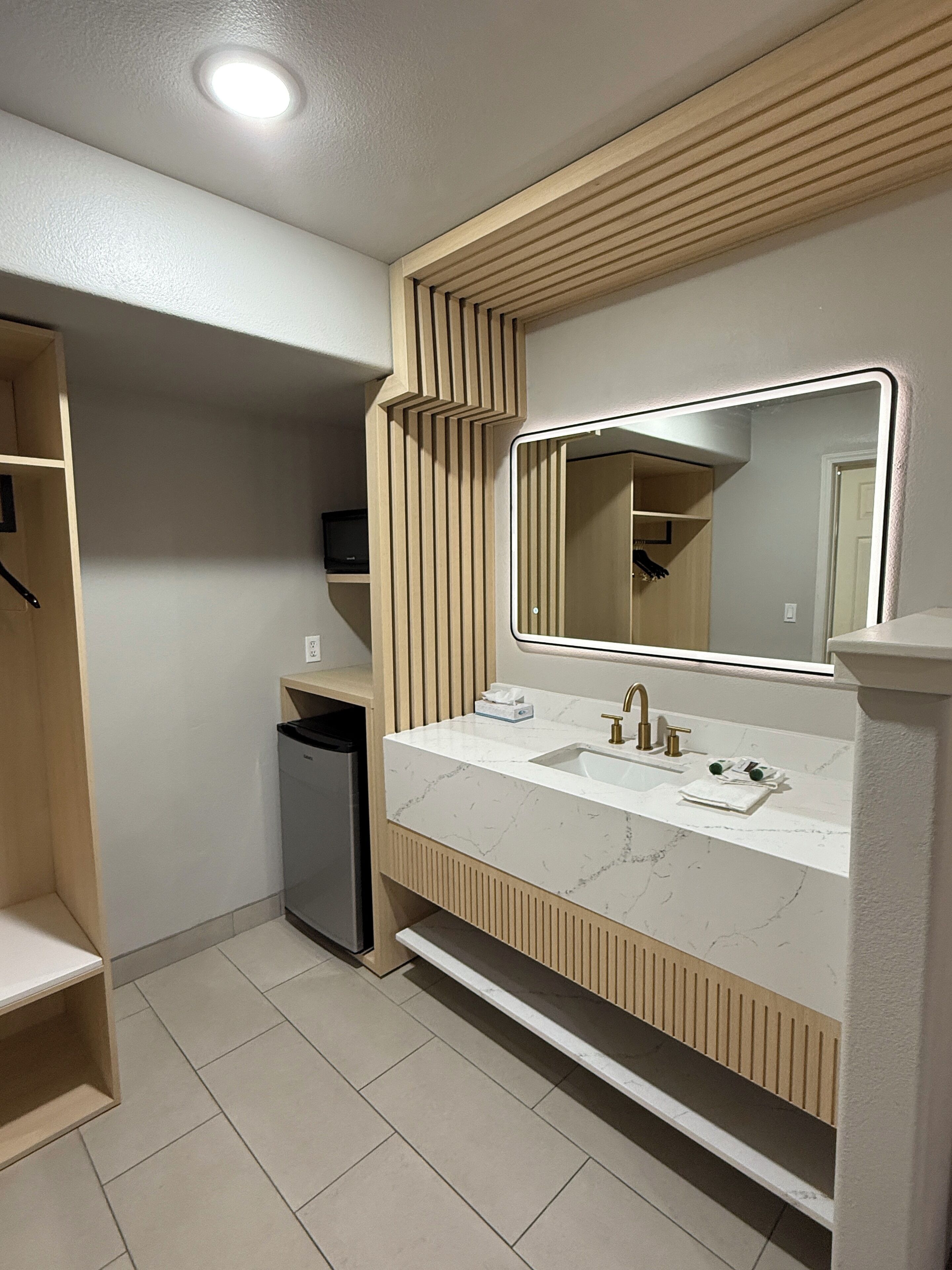 办公桌、遮光窗帘、免费 WiFi、床单