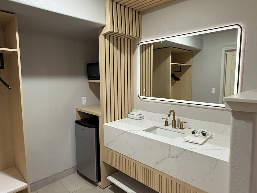 Escritorio, cortinas blackout, wifi gratis y ropa de cama