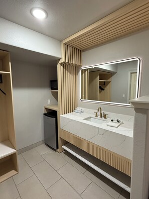 Een bureau, verduisterende gordijnen, gratis wifi, beddengoed