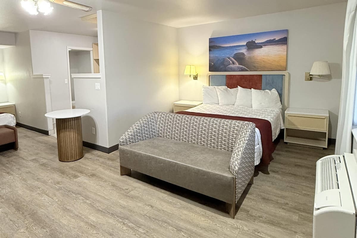 Two Queen Room - Upper Floor | Meja, langsir/tirai gelap terus, Wi-fi percuma, cadar katil