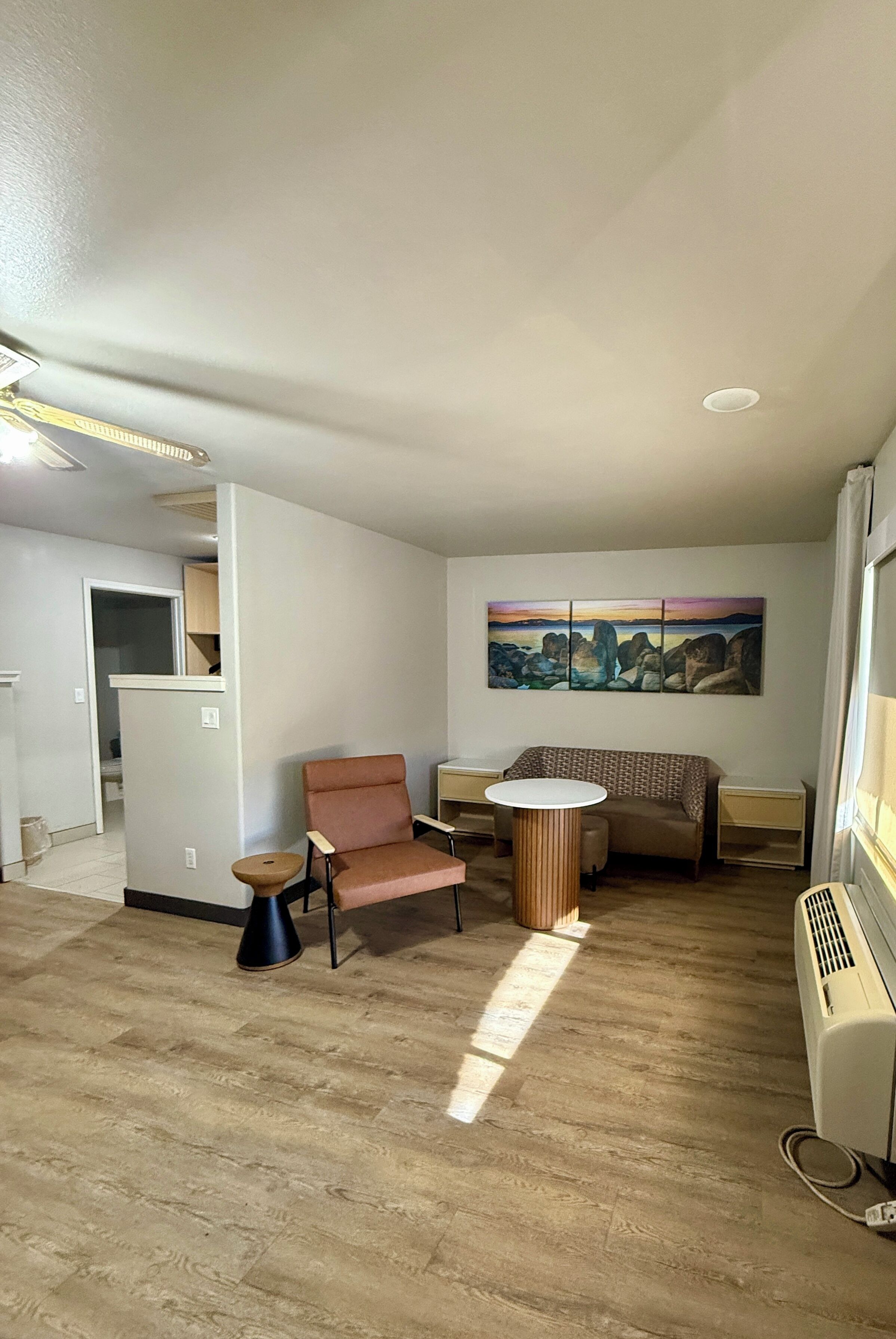 办公桌、遮光窗帘、免费 WiFi、床单