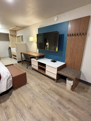 Schreibtisch, Verdunkelungsvorhänge, kostenloses WLAN